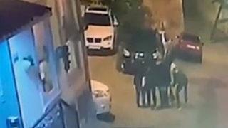 Kapkaççı, yolda yürüyen kadına hayatının şokunu yaşattı! Peşinden koşsalar da yakalamadılar