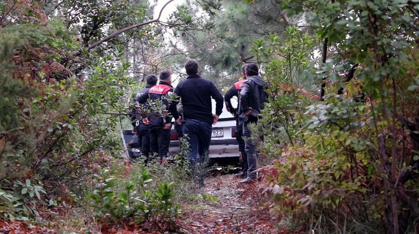 Polisten ka&ccedil;an ehliyetsiz s&uuml;r&uuml;c&uuml; ormana saklandı! Ailesi korku dolu anlar yaşadı