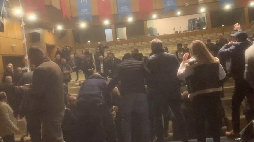 İYİ Parti Kongresi'nde tekmeli yumruklu kavga çıktı! Polis müdahale etti...