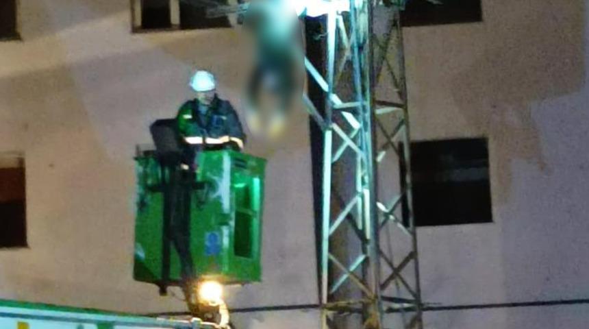 Elektrik direğine çıkan gencin feci sonu! Asılı kaldı