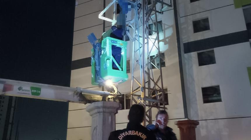 Diyarbakır'da bir kişi elektrik direğinde ölü bulundu