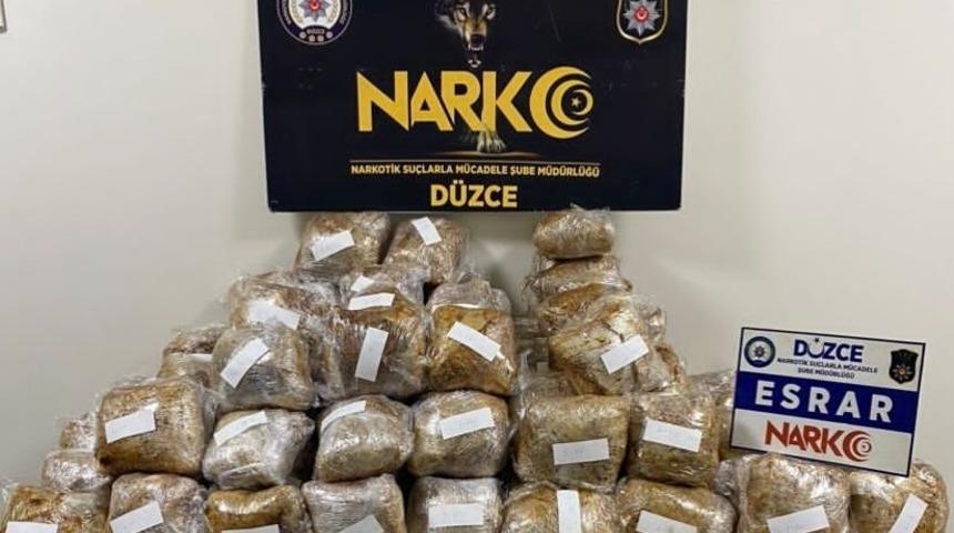 Düzce'de kargo aracındaki valizlerde 65 kilogram esrar ele geçirildi