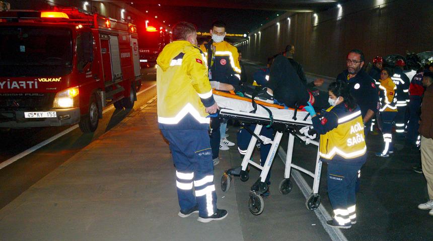 Manisa'da kamyonet ile minibüs çarpıştı, 4 kişi yaralandı