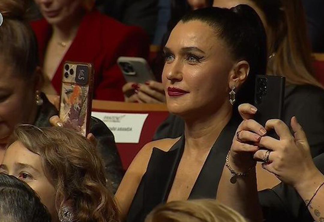 Şevval Sam'ın oğlu Taro Emir Tekin &ouml;d&uuml;l aldı! Annesinin bakışı sosyal medyayı salladı