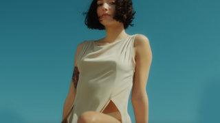 Ödül törenine Edis'le gelen Zeynep Bastık'tan iddialı dekolte! Göstermek için çabaladı