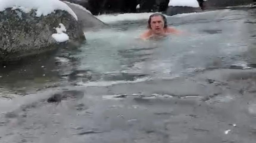 Kara aldırış etmeden Elevit Yaylası&rsquo;nda buz gibi suda y&uuml;zd&uuml;