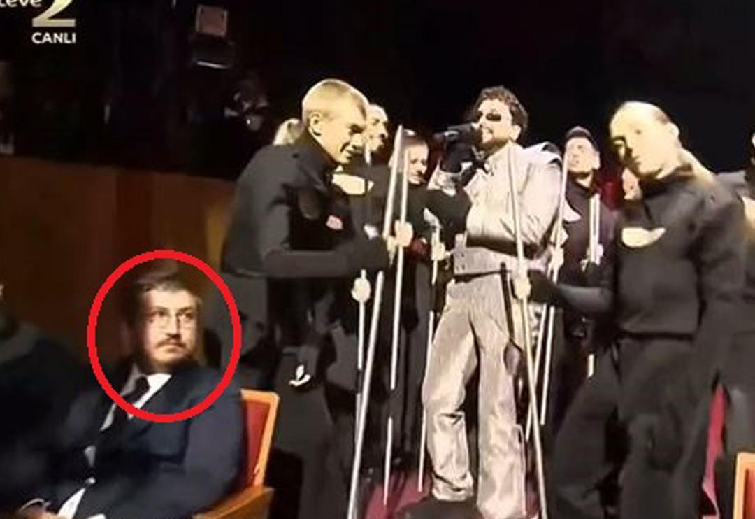 Gibi'nin yıldızı Feyyaz Yiğit, Sefo'nun dans&ccedil;ılarından gerildi! O anlar sosyal medyayı salladı