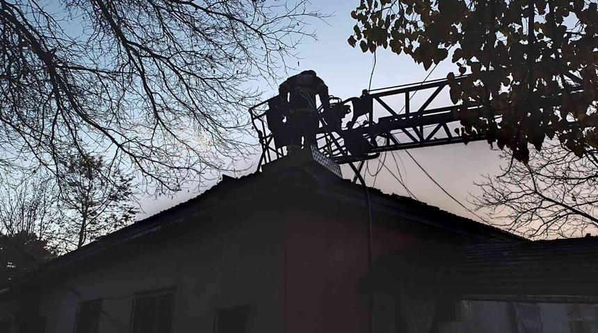 Evin çatısında çıkan yangın söndürüldü