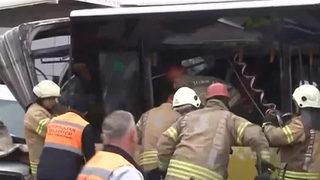 SON DAKİKA | İstanbul'da İETT otobüsü ile tramvay çarpıştı, yolcu otobüste sıkıştı! Korkunç kaza anı böyle görüntülendi 