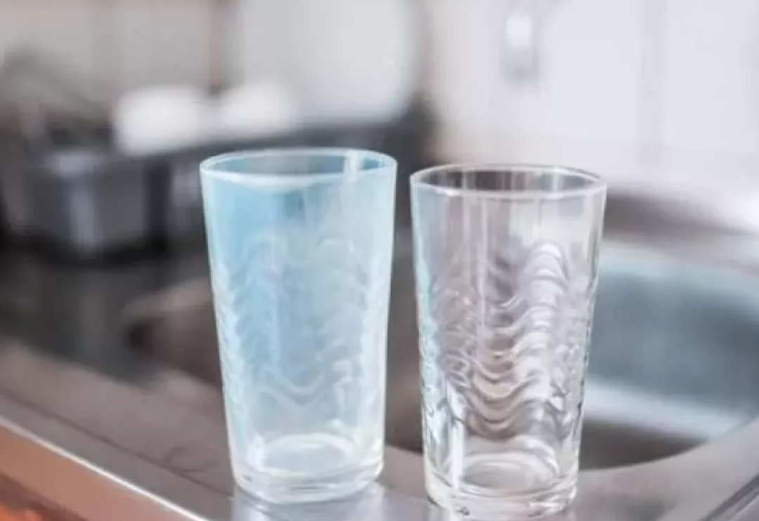 Ne kadar yıkarsam yıkayım ge&ccedil;iremiyorum diyorsanız bu basit y&ouml;ntemi deneyin! Matlaşan bardakları parlatmak i&ccedil;in...