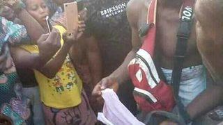 Komşusunun balkonundan iç çamaşırı çalan adama ibretlik ceza verildi! Yarı çıplak soyarak sokak sokak gezdirdiler