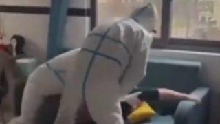 Evine adeta baskın yaptılar! Zorla karantina merkezine götürmeye çalıştılar... Koltuğuna tutundu ama yetmedi