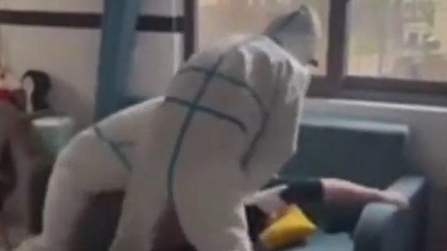 Evine adeta baskın yaptılar! Zorla karantina merkezine götürmeye çalıştılar... Koltuğuna tutundu ama yetmedi