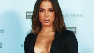 Makatına dövme yaptıran ünlü şarkıcı Anitta bikinisini kasığına kadar çekti