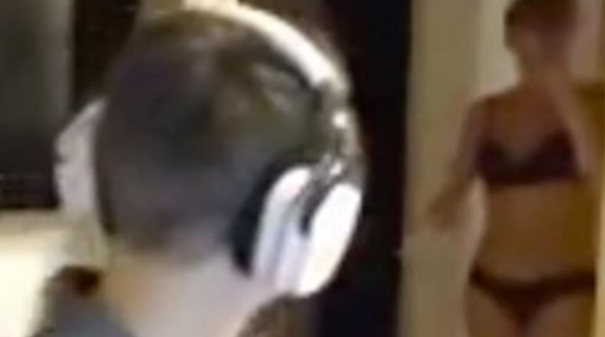 Twitch yayını yaparken bir anda annesi yarı çıplak odanın önünden geçti! İç çamaşırıyla canlı yayına çıkınca...