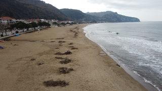 Bartın'da sağanakla sürüklenen atıklar İnkumu sahilinde kirliliğe yol açtı