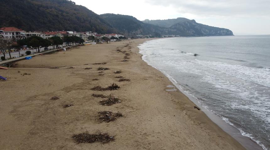 Bartın'da sağanakla sürüklenen atıklar İnkumu sahilinde kirliliğe yol açtı