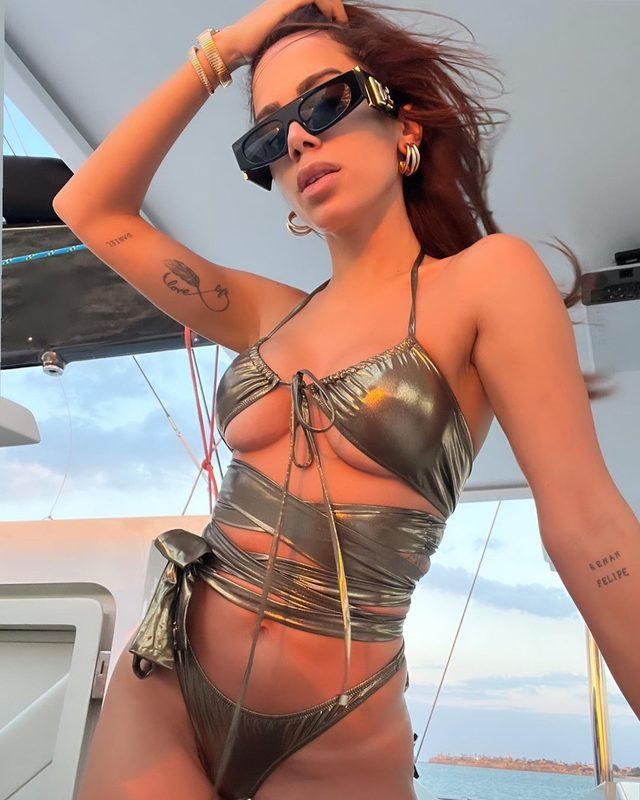 Makatına dövme yaptırmıştı! Seksi şarkıcı Anitta bikinisini kasığına kadar çekti