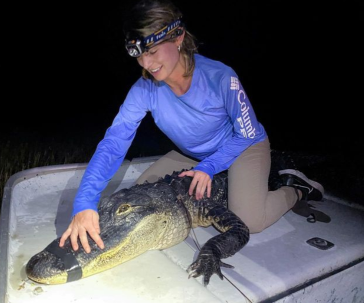 Hem bilim insanı hem de model! Bir yandan çıplak elleriyle timsah yakalıyor bir yandan da cesur pozlar veriyor G4