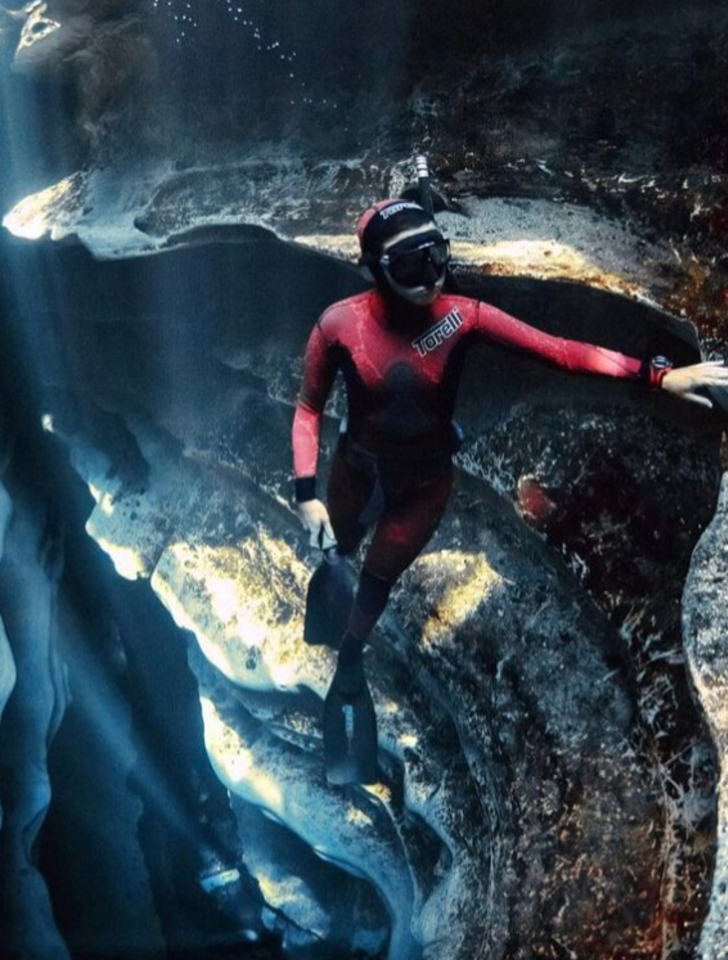 Hem bilim insanı hem de model! Bir yandan çıplak elleriyle timsah yakalıyor bir yandan da cesur pozlar veriyor G5