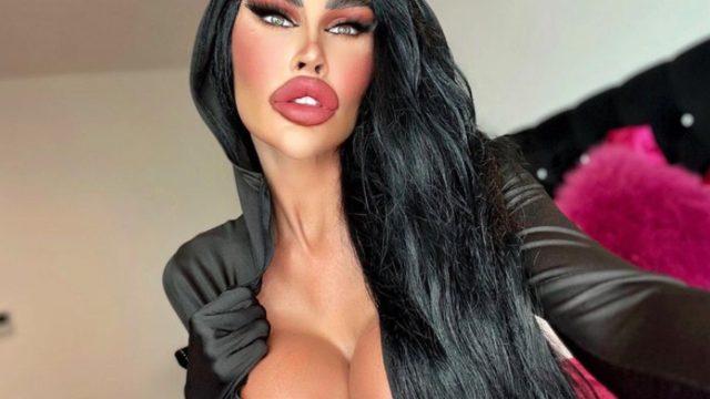 Barbie bebeğe benzemek için servet harcamıştı! Dekolteli elbisesiyle cesur paylaşım... Frikik vermesine aldırmadı