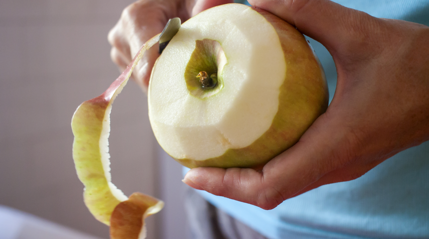Çöpe atanlar bin pişman! Elma kabuğunun vücuda faydaları duyanları şaşırtıyor