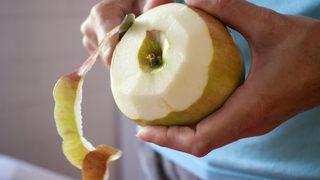 Çöpe atanlar bin pişman! Elma kabuğunun vücuda faydaları duyanları şaşırtıyor