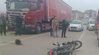 Halk otobüsüyle çarpıştı! Motosiklet sürücüsünün durumu ağır... Kaskı paramparça oldu