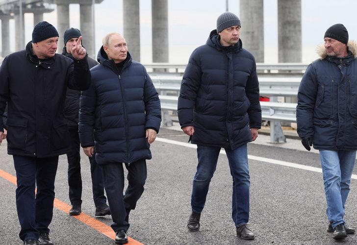 Şiddetli patlamanın yaşandığı köprüde araba sürdü! Putin'den Kırım'da gövde gösterisi
