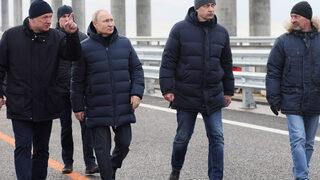 Şiddetli patlamanın yaşandığı köprüde araba sürdü! Putin'den Kırım'da gövde gösterisi