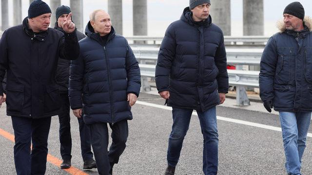 Şiddetli patlamanın yaşandığı köprüde araba sürdü! Putin'den Kırım'da gövde gösterisi