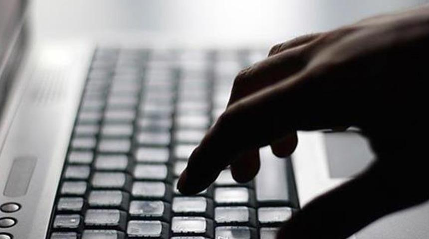 Akılalmaz! İşten çıkarıldığı için yöneticilerinin ve çocuklarının fotoğraflarını eskort sitelerinde paylaşmış... Suç makinesi yakalandı