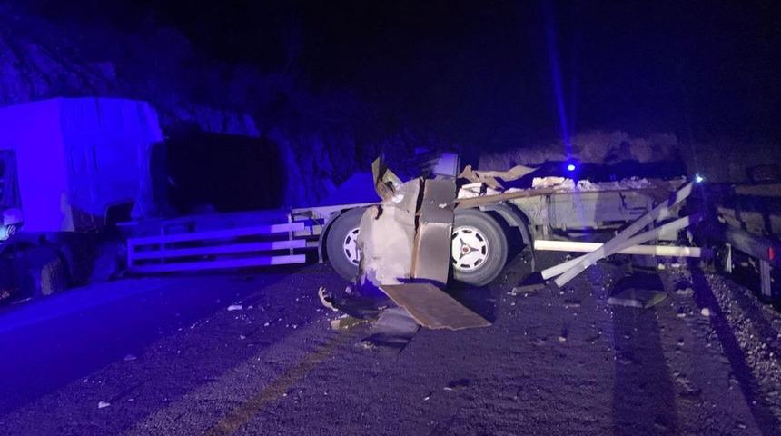 Mersin'de toprak yığınına çarpan kamyondaki 1 kişi öldü, 2 kişi yaralandı