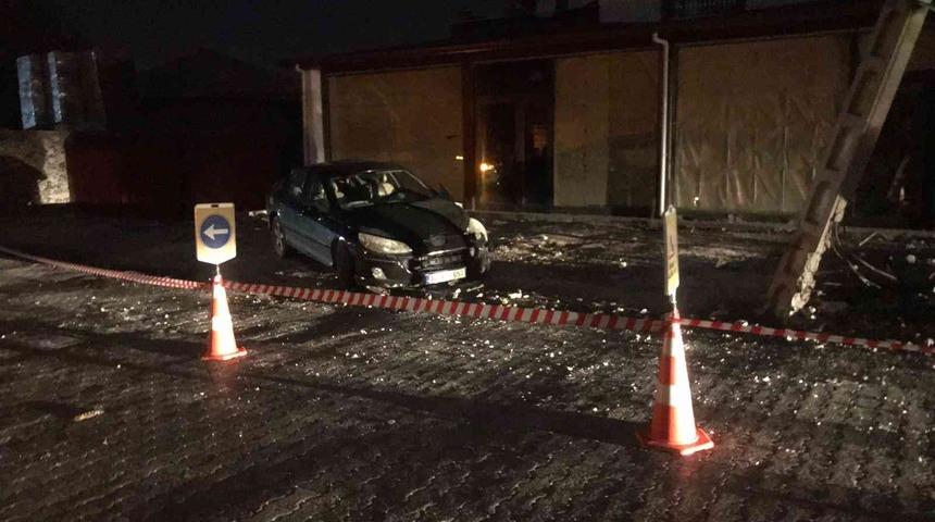 Osmaniye&rsquo;de otomobil &ouml;nce elektrik direğine, ardından iş yerine &ccedil;arptı: 2 yaralı
