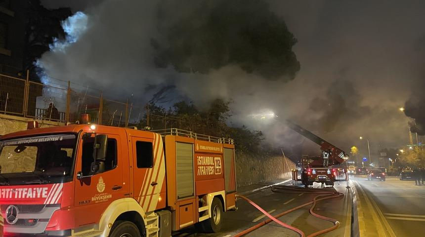 Pendik'te metruk binada çıkan yangın söndürüldü