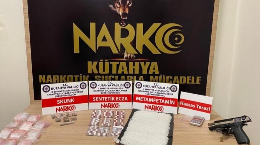 K&uuml;tahya&rsquo;da durdurulan ara&ccedil;ta &ccedil;ok sayıda uyuşturucu madde ele ge&ccedil;irildi