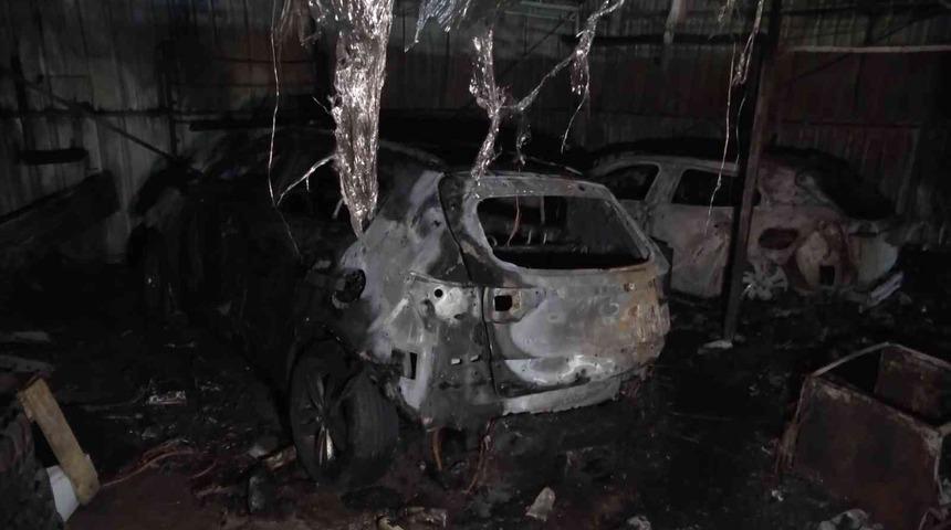 Bursa&rsquo;da ara&ccedil; bayisinde korkutan yangın: Sıfır ara&ccedil;lar k&uuml;l oldu