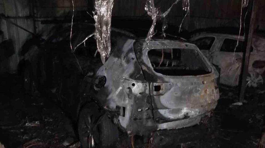 Otomobil bayisinde korkutan yangın: Sıfır araçlar kül oldu!