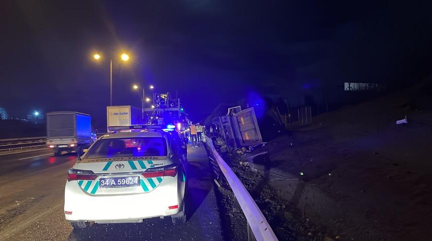 TEM'de devrilen hafriyat kamyonundaki kişi hayatını kaybetti