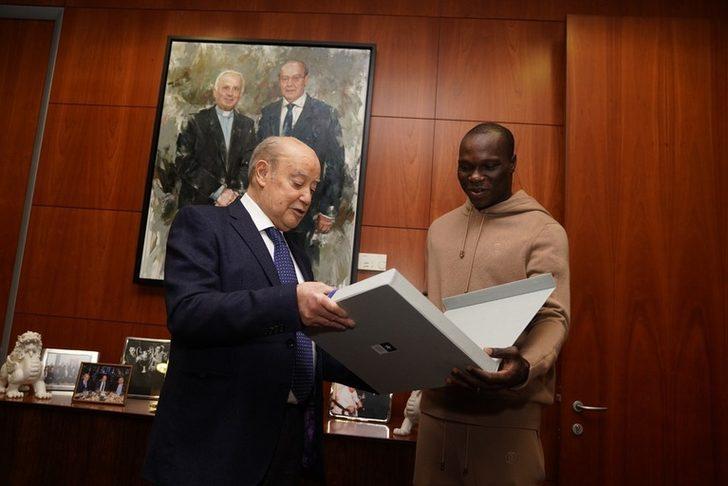 İsmi Beşiktaş ve Fenerbahçe ile anılıyordu! Dünya Kupası'ndan elenen Aboubakar soluğu başkanın yanında aldı G3