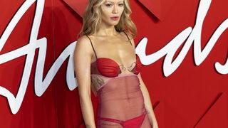 Şarkıcı Rita Ora neredeyse çıplak geldi! Tanga iç çamaşırını gösterdi