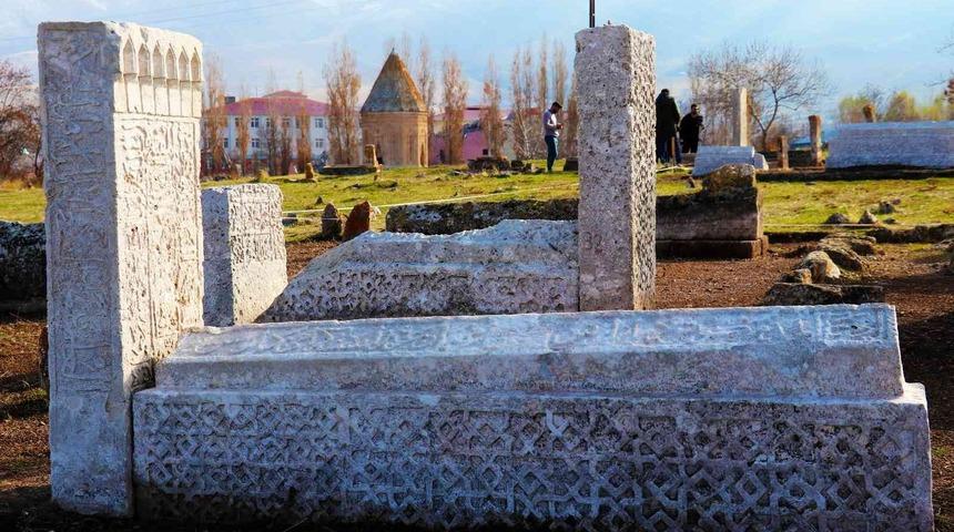 Gevaş T&uuml;rk İslam Mezarlığı a&ccedil;ık hava m&uuml;zesine d&ouml;n&uuml;ş&uuml;yor