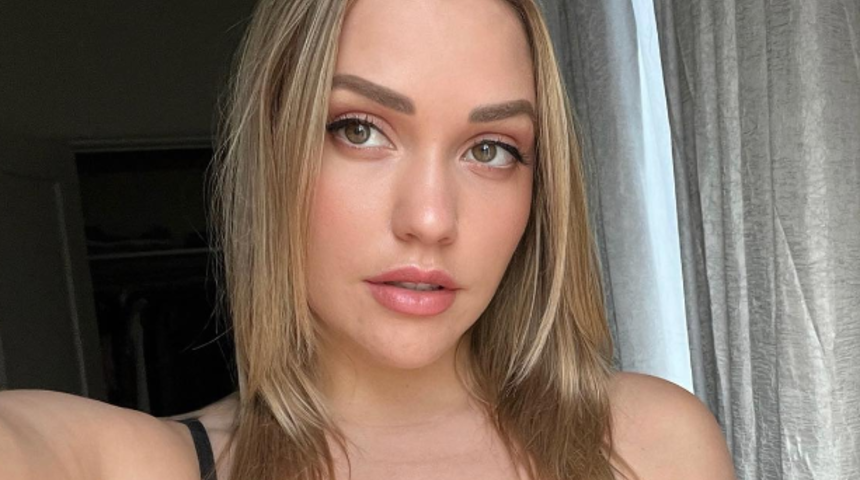 Yetişkin film yıldızı Mia Malkova bikini üstüyle poz verince hayranlarından tam not aldı! Bikini üstü küçük geldi