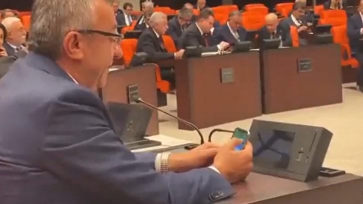 Mecliste telefon ekranı kameraya yansıdı! Bütçe görüşmeleri sırasında CHP'li Altay'ın dikkat çeken görüntüleri gündem oldu
