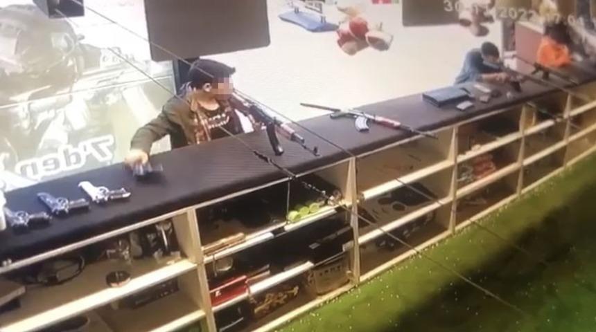 Tuzla’da poligonda 8 bin TL’lik silah hırsızlığı kamerada