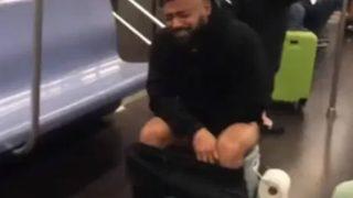 Metroda ilginç anlar! Çantasından tuvaletini çıkarttı... Çevresindekilere aldırış etmeden pantolonunu sıyırdı
