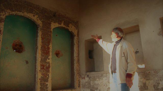 Tarihi evi defineciler talan etti, sahibi nöbet tutmaya başladı: Temelden çıkanları kepçeyle topladık