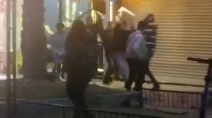 Tartıştıkları gencin kafasında sandalye kırdılar