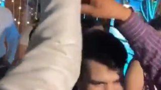 Sonunda bu da oldu! Düğünlerde havaya para atma devrini bitiriyor... QR kodunu okutup bahşişi verdi