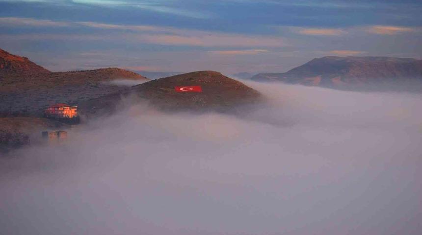 Batman’da muhteşem görüntü: Sis bulutu ve ay yıldızlı bayrağın eşsiz uyumu
